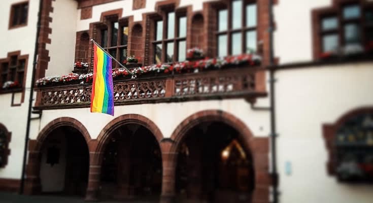 Regenbogenfahne Rathaus Freiburg